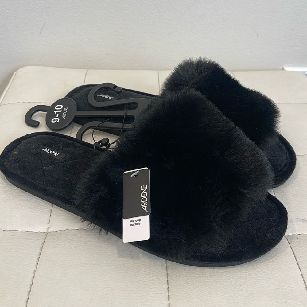 Ardene Size 9/10 Fuzzy Slipper Slide